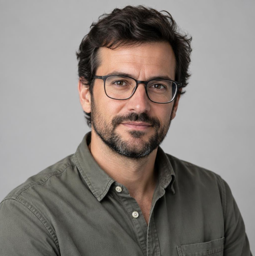 Homem português, jornalista de investigação ambiental, com barba e óculos