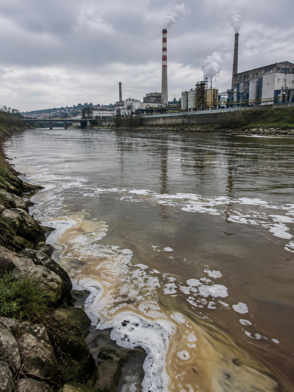 Rio poluído perto de uma zona industrial em Portugal